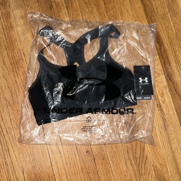 Under Armour high cross back, high impact sports bra with adjustable straps! - Picture 6 of 6